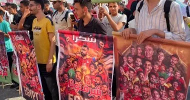 جماهير المطارات تستقبل منتخب مصر في العلمين باللافتات وأجواء الحماية