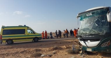 محافظ جنوب سيناء يتابع حادث تصادم أتوبيس وسيارة نقل بطريق رأس سدر – عيون موسى