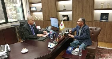 لو شغال في الخارج.. كيف تحصل على تعويض بـ100 ألف جنيه في حال فصلك تعسفيا؟
