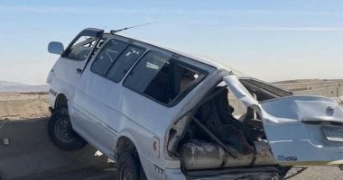 إصابة 6 أشخاص إثر انقلاب ميكروباص بالطريق الأوسطى