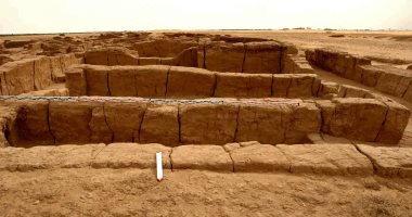 قصر الحاكم أشهر معالم عين أصيل بالوادى الجديد.. أول مدينة عرفت نظم الإدارة والتنمية المحلية منذ 4 آلاف سنة.. سكانها أول من دونوا شئون حياتهم فى نوت طينية.. وطبقوا نظام العمارة الحضرية بعصر الانتقال الأول.. صور