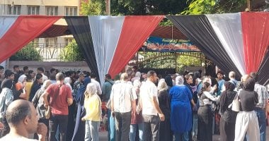 تفتيش طلاب الثانوية العامة قبل دخول لجان امتحاني الكيمياء والجغرافيا بالجيزة