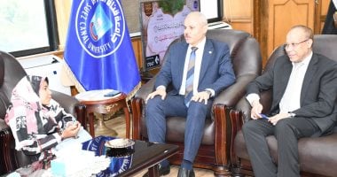 رئيس جامعة القناة يستقبل الطالبة سميرة السيد الأولى على كلية التجارة