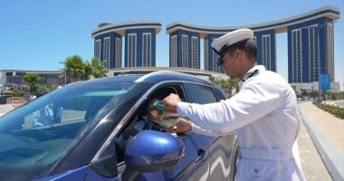 الداخلية توزع الورد على المواطنين فى ذكرى 30 يونيو ..فيديو