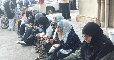 “ربنا يوفقكم”.. أولياء الأمور يودعون أبناءهم بالدعاء قبل امتحاني الكيمياء والجغرافيا