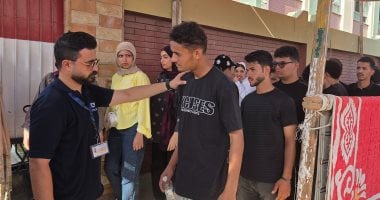 تفتيش الطلاب قبل دخول لجان الكيمياء والجغرافيا بالإسماعيلية.. مباشر