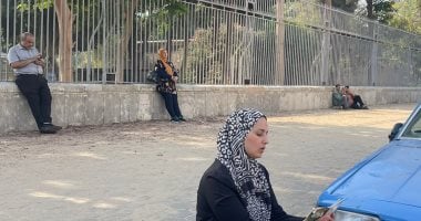 حرارة الطقس لم تمنعهن.. الأمهات يفترشن الأرصفة حتى خروج أبنائهن من الامتحان