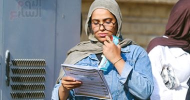 الحزن يسيطر على طلاب العلمى بعد امتحان الكيمياء.. ويؤكدون: الأسئلة صعبة