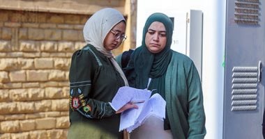 طلاب الثانوية العامة ينهون مراجعاتهم الأخيرة وسط دعم الأمهات أمام اللجان