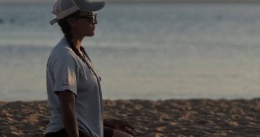 الهدوء والطبيعة الخلابة يجذبان عشاق اليوجا إلى شواطئ البحر الأحمر.. آلاف السياح يتوافدون إلى الغردقة ومرسى علم بحثا عن الاسترخاء.. الفنادق والمنتجعات توفر مساحات هادئة لممارسة اليوجا وسط أجواء ساحرة.. صور
