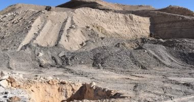 رحلة اكتشاف أكبر كنز تعدينى بالوادى الجديد.. قلوع الصبايا وجبل الزيات احتياطيات فوسفاتية تزيد عن 90 مليون طن خام.. طول القطاع 15 كيلومترا وبدء الإنتاج الفعلى.. والمحافظ: الوادى الجديد عاصمة التعدين المستقبلية