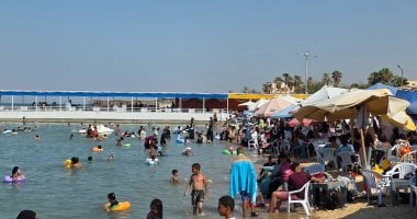 زحام كبير على شواطئ فايد بالإسماعيلية هربا من حرارة الصيف.. فيديو وصور