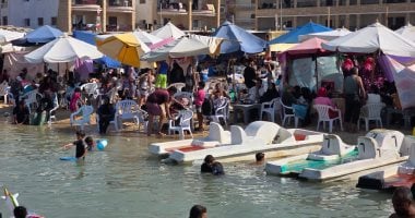 زحام على شواطئ رأس البر المجانية واستعدادات لاذاعة مباراة المنتخب