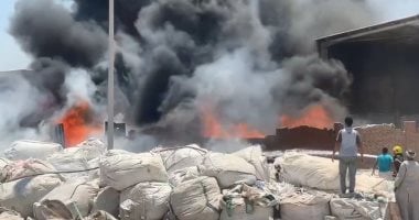 رجال الحماية المدنية يحاصرون حريق مخلفات داخل مصنع في مدينة 6 أكتوبر.. صور