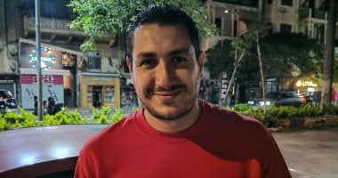 من أمريكا إلى بورسعيد.. نجل مدرب عام منتخب مصر يحتفل مع والده بالتأهل لدور الـ 16.. فيديو