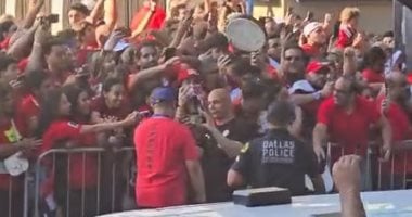 آلاف المصريين يحتفلون في دالاس بتأهل المنتخب التاريخي في كأس العالم.. فيديو