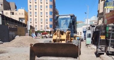تمهيد شوارع أرمنت واستجابة فورية لمطالب المواطنين بشارع الشهيد.. صور