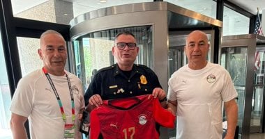 شرطة دالاس تهدى التوأم شارة كأس العالم قبل السفر إلى أتلانتا.. صور