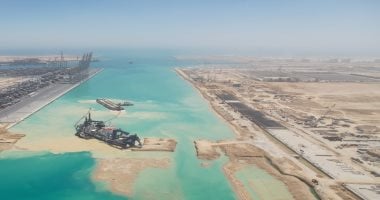 كيف حولت مصر موانئها لمركز إقليمى للنقل واللوجستيات.. إنشاء 8 ممرات دولية لربط مناطق الإنتاج بالتصدير.. إنشاء 70 كم أرصفة جديدة بأعماق تصل لـ25 متراً.. وتطوير الأسطول البحرى يضمن نقل 25 مليون طن بضائع سنوياً