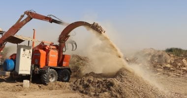 كيف تعاملت محافظة بنى سويف مع مخلفات الغابة الشجرية بمنطقة بياض العرب الصناعية؟.. استجلاب ماكينة فرم عملاقة لتحويل المخلفات لثروة اقتصادية.. والتعاقد مع شركة متخصصة لتقليم النخيل ونبات الجوجوبا.. صور