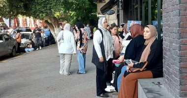 “أمك وأبوك هما السند”.. أولياء الأمور يدعمون أبناءهم قبل امتحان اللغة الأجنبية الأولى