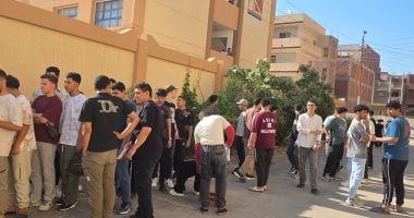 توافد طلاب الثانوية على لجان امتحان اللغة الأجنبية الأولى بالإسماعيلية.. فيديو