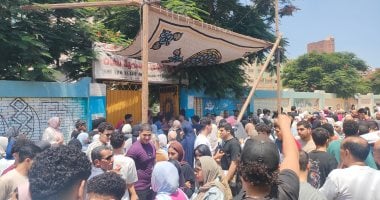 التحقيق مع مراقب صور أسئلة الإنجليزى فى “حمام” لجنة بامتحانات الثانوية العامة