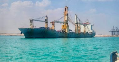 ميناء السخنة يستقبل السفينة CHIPOLBROK SUN وعلى متنها ونش عملاق