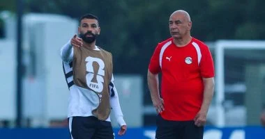 حسام حسن ومحمد صلاح يناقشان خطة الفوز على الأرجنتين في مواجهة حاسمة