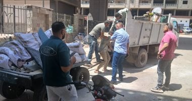 ضبط عربة كارو أثناء إلقاء مخلفات الرتش بشارع ترعة المريوطية بالهرم.. صور