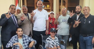 محافظ سوهاج يوجه بتوفير فرص عمل وتسليم العقود لشباب من ذوي الإعاقة