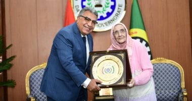 محافظ الدقهلية يكرم آمال الحاصلة على الدكتوراه فى سن الـ 83: نموذج مُلهِم