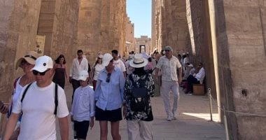 زيارة المعالم الأثرية.. شاهد استمتاع الأجانب في معابد شرق وغرب الأقصر