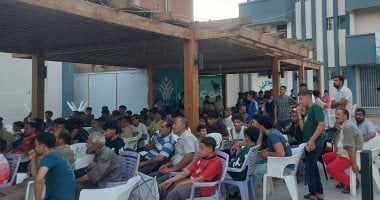 مركز شباب محمد صلاح كامل العدد بعد تقدم منتخب مصر بهدف فى الشوط الأول