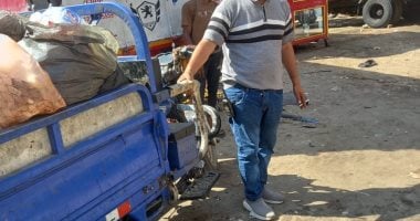 ضبط تروسيكل يلقى قمامة بشارع اللبينى بالهرم.. وإجراءات قانونية ضد مالكه