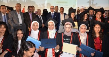 محافظ الأقصر يشارك في تكريم أوائل الشهادتين الإعدادية العامة والأزهرية.. صور