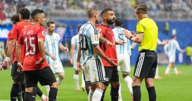 محاباة التحكيم للأرجنتين.. غضب عائلات لاعبى منتخب إسبانيا بسبب ظلم الفراعنة