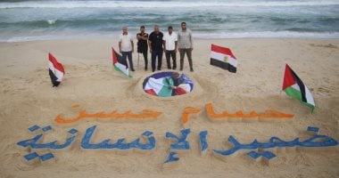 ضمير الإنسانية.. صورة حسام حسن على رمال بحر غزة تقديرا لدعمه لفلسطين