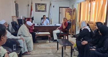 رئيس مركز ومدينة أرمنت يستقبل المواطنين لبحث شكواهم ومطالبهم باللقاء الأسبوعى