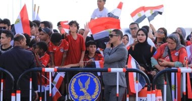 آلاف الجماهير ونجوم الفن والسياسة ينتظرون طائرة المنتخب بمطار العلمين الجديدة