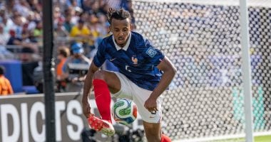 بايرن ميونخ يستهدف مدافع برشلونة بعد تألقه مع فرنسا بكأس العالم