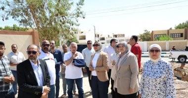 محافظ الوادي الجديد تتابع أعمال تطوير موقف الأقاليم الجديد بمدينة الخارجة
