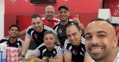 أفشة يحتفل بأجواء العائلة داخل الأهلي.. لقطة خاصة مع عمال التتش خلال الإفطار