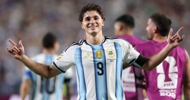 أرسنال يسعى لخطف ألفاريز من برشلونة بعد كأس العالم