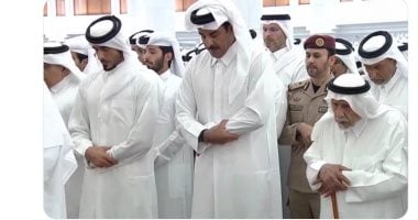 أمير قطر يتقدم مشيعى الأمير الوالد الشيخ حمد بن خليفة آل ثاني