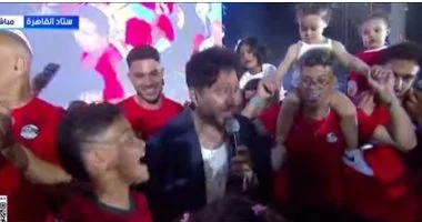 فرحة لاعبي منتخب مصر مع عائلاتهم وأنصارهم في استاد القاهرة فيديو