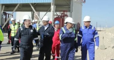 رئيس هيئة البترول يتفقد مشروعات مستودعات الوقود برأس غارب ورأس شقير