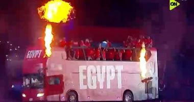 حافلة المنتخب تجوب ستاد القاهرة في ليلة “100 مليون شكرا”.. فيديو