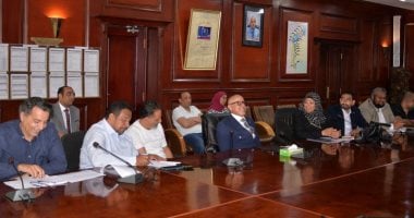 محافظ الأقصر يناقش مشروعات الخطة الاستثمارية ومبادرة حياة كريمة 2