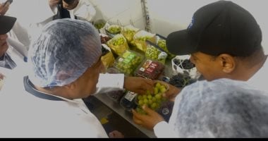 رئيس الوزراء يتذوق العنب خلال تفقده إحدى مزارع التصدير فى البحيرة